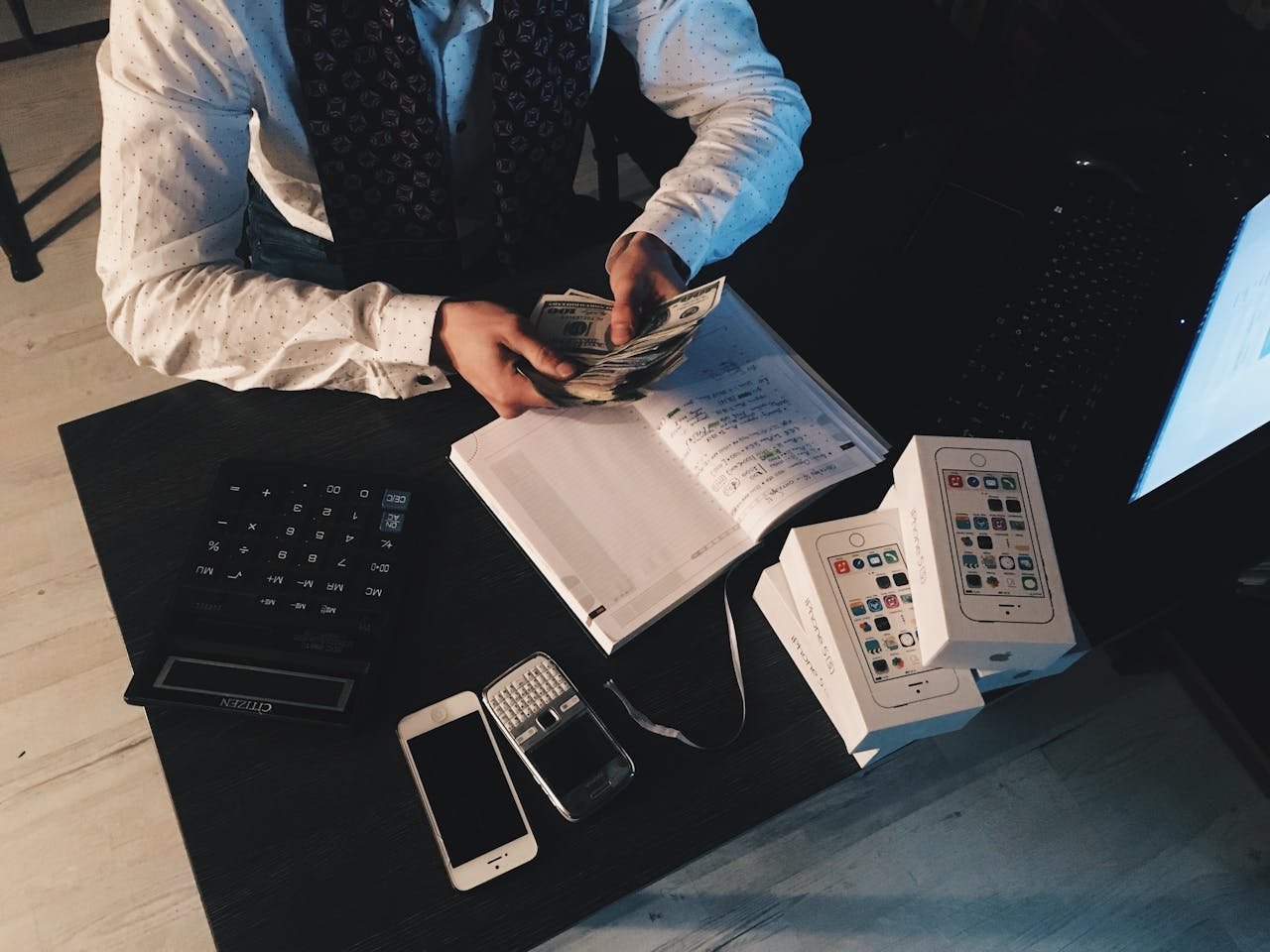 Homme tenir des billets de monnaie