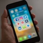 Main tenant un smartphone