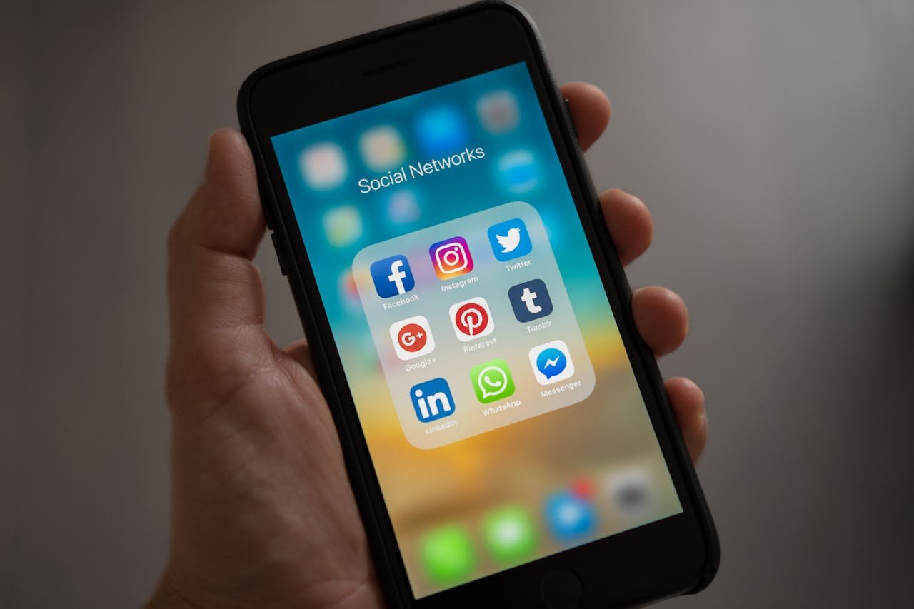 Main tenant un smartphone